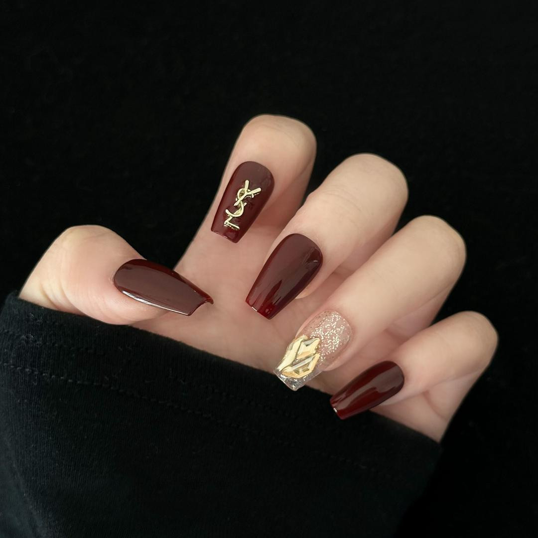 أظافر يدوية فاخرة سان لوريان باللون العنّابي