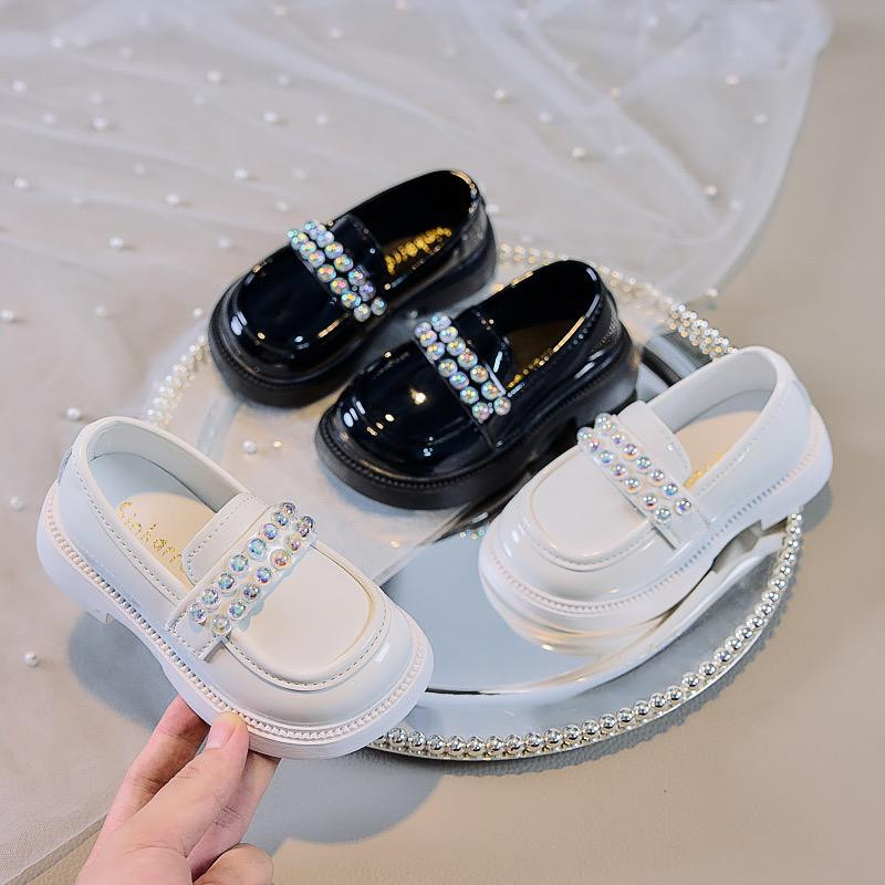 حذاء بناتي بتصميم عملي ولمسة أنيقة