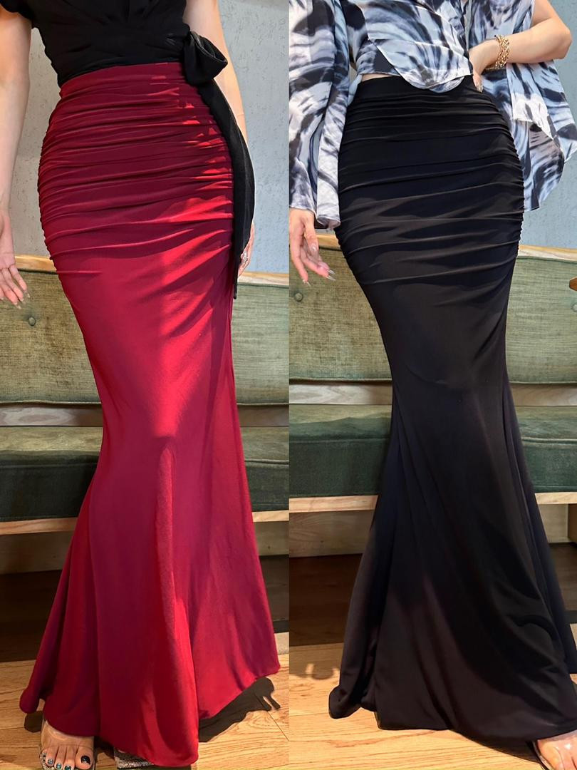 تنورة نسائية أنيقة وعملية، عالية الخصر بتصميم بليسيه (كشكش) مع ذيل حورية، ضيقة لإبراز القوام، خصر مطاطي مريح، مناسبة للعمل والخروج.