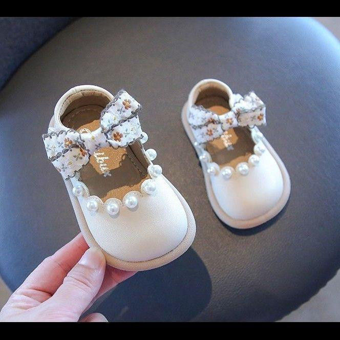 حذاء بناتي فاخر بلون عاجي مزين بفصوص لؤلؤية وربطة أنيقة