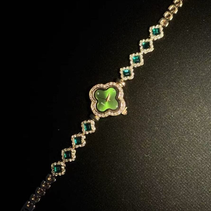 ساعة يد نسائية بتصميم أنيق على شكل سوار (سوار أربع ورقات حظ مع فصوص لامعة – تصميم Vintage فاخر)