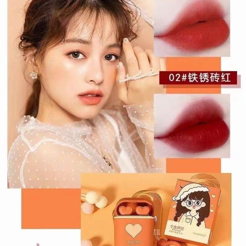 أحمر 2 داخل العلبه شفاه مزدوج بتصميم كرتوني لطيف على شكل سماعة، بتركيبة مخملية مطفية تدوم طويلًا ولا تبهت، يمنح لونًا مشرقًا مناسبًا ويمكن تعليقه على الحقيبة