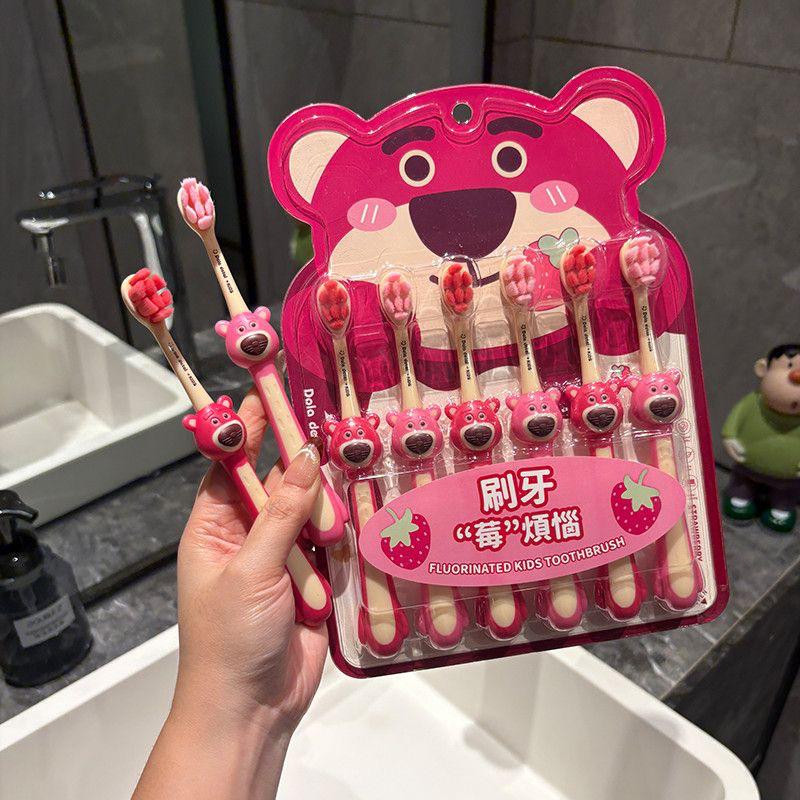 فرشاة أسنان للأطفال 4 قطع بتصميم الدب “مي مي” بثلاثة جوانب شعيرات ناعمة مضادة للبكتيريا وغنية بالفلورايد مناسبة لعمر 6–12 سنة