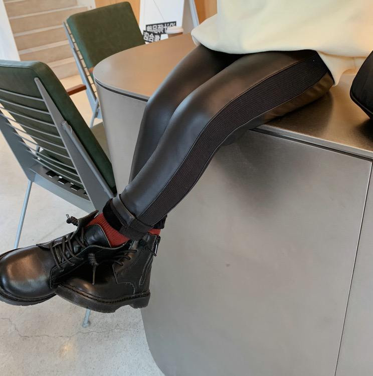 بنطال جلد صناعي ناعم للبنات مُدفّأ من الداخل بتصميم شتوي بنطال للأطفال ، خامة مرنة مع بطانة فليز