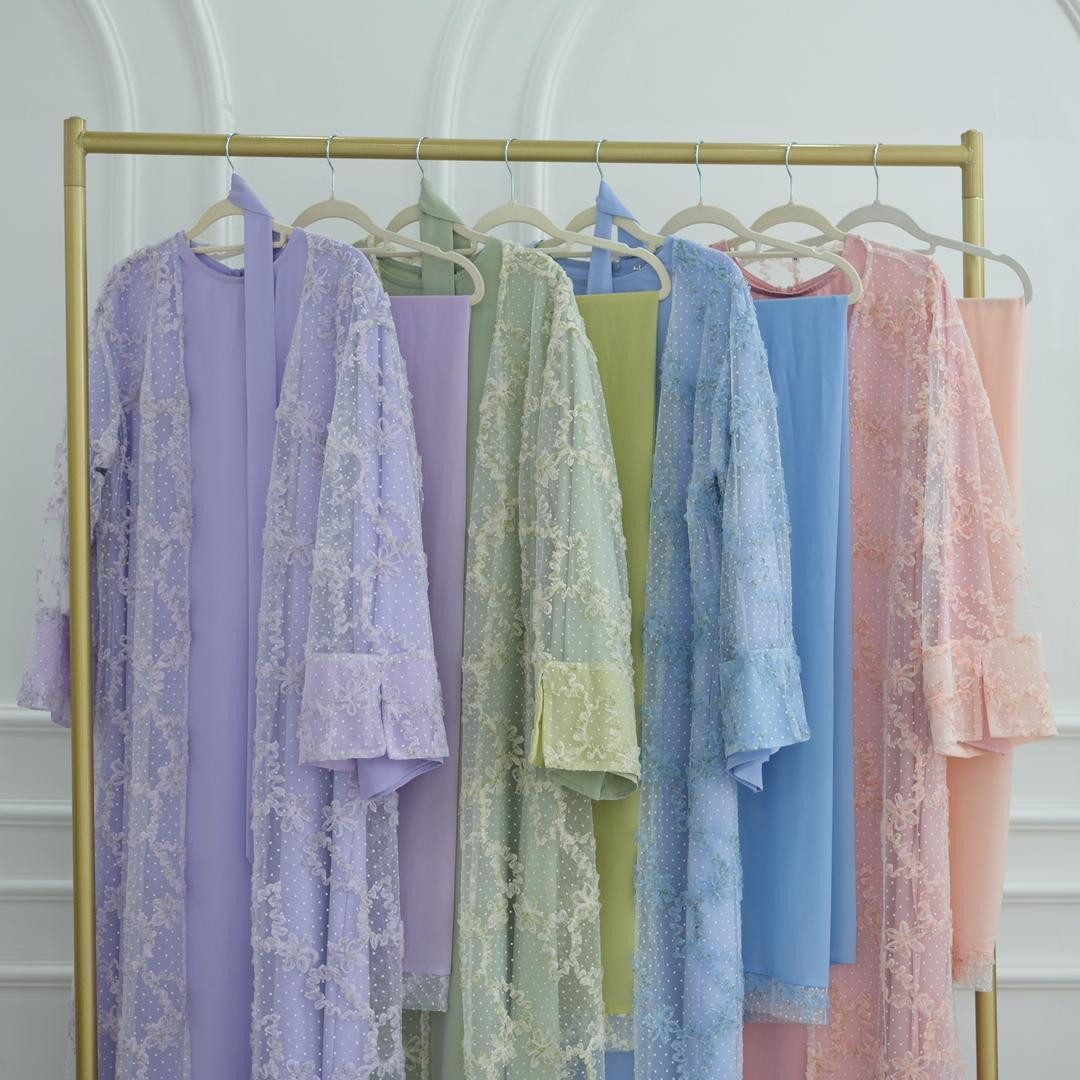 (كاردجان نسائي فاخر 2025 – تصميم أوروبي شرق أوسطي بخامة شبكية مطرزة بالزهور، مع شال داخلي)