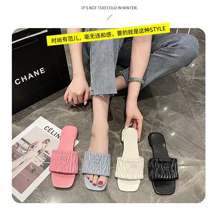 شبشب نسائي صيفي باللون الوردي موضة بتصميم عصري بكسرات أنيقة، يُرتدى خارج المنزل، مسطّح ومريح بأسلوب الشاطئ مع كعب عريض خفيف