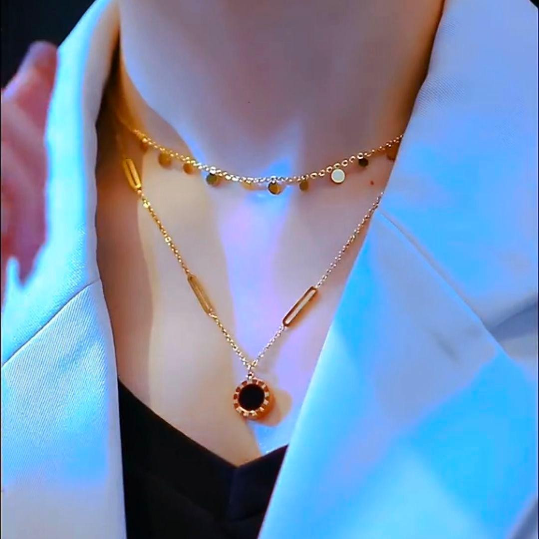 عقد نسائي فاخر من التيتانيوم – تصميم مزدوج الطبقات مع قلادة دائرية (أرقام رومانية