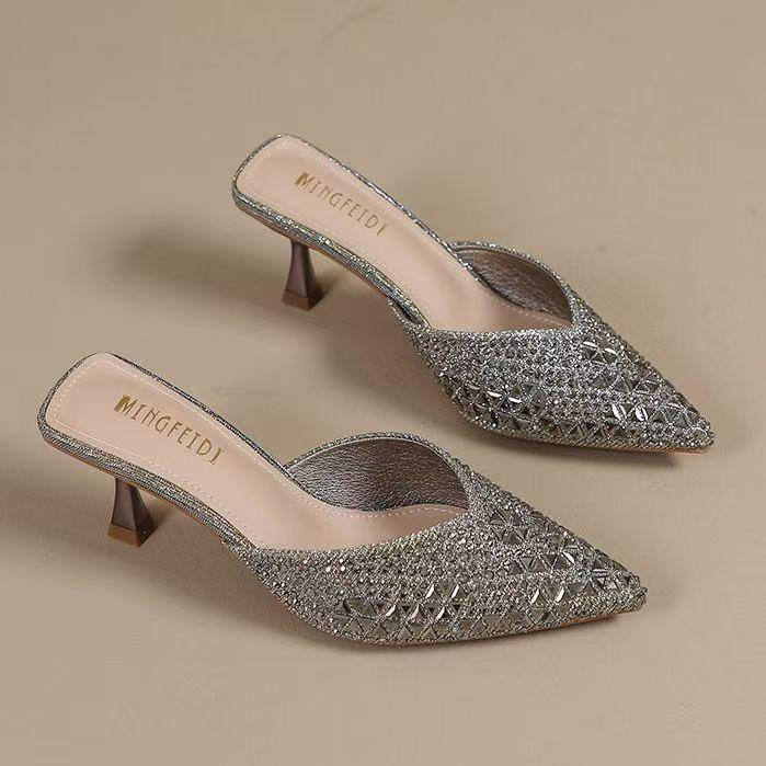 صندل نصف مفتوح بكعب متوسط مرصّع بالكريستال