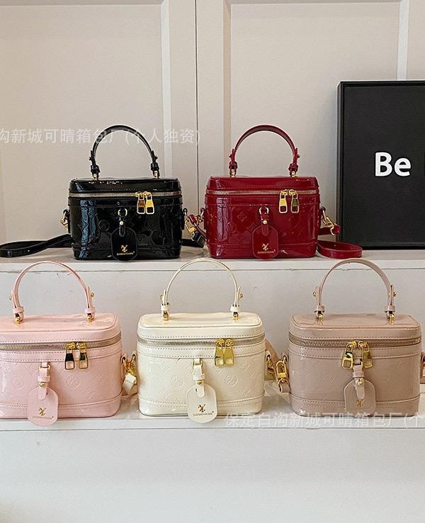 حقيبة يد نسائية من ماركة لويس فيتون بتصميم صندوقي عصري مطبوع  ? يمكن حملها باليد أو على الكتف، تجمع بين الأناقة والبساطة بأسلوب فرنسي فاخر