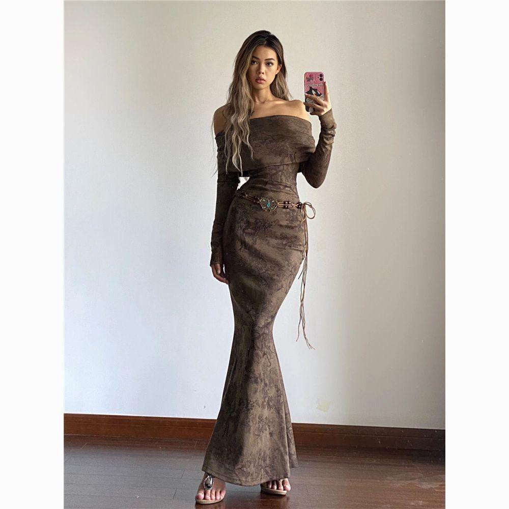 فستان طويل بأكتاف مكشوفة وأكمام طويلة بتصميم “لّبنة الأناقة” وخاصّ لستايل