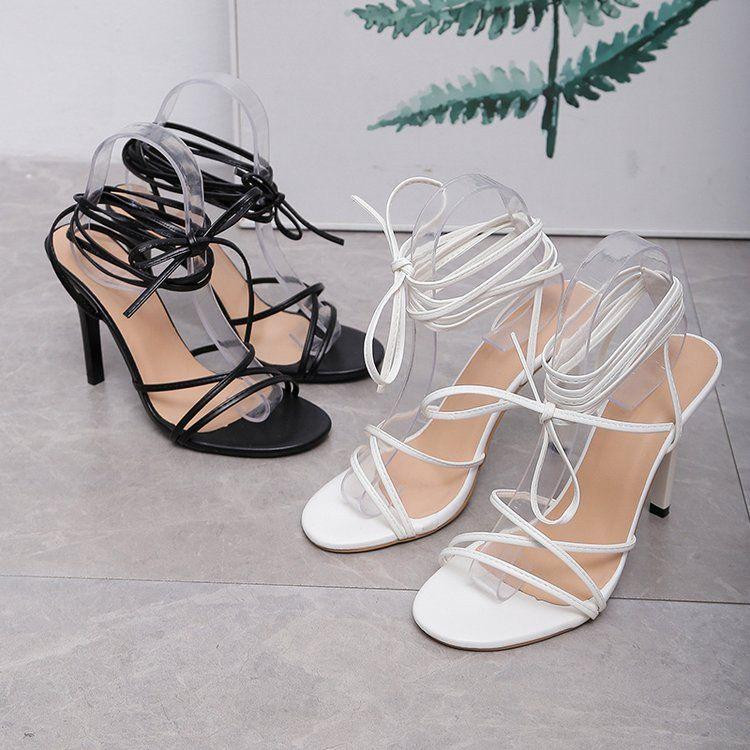 صندل نسائي مقاس كبير بتصميم أوروبي أنيق، كعب رفيع عالي مع رباط متقاطع بأسلوب روماني عصري، يمنح إطلالة جذّابة وأنثوية مثالية