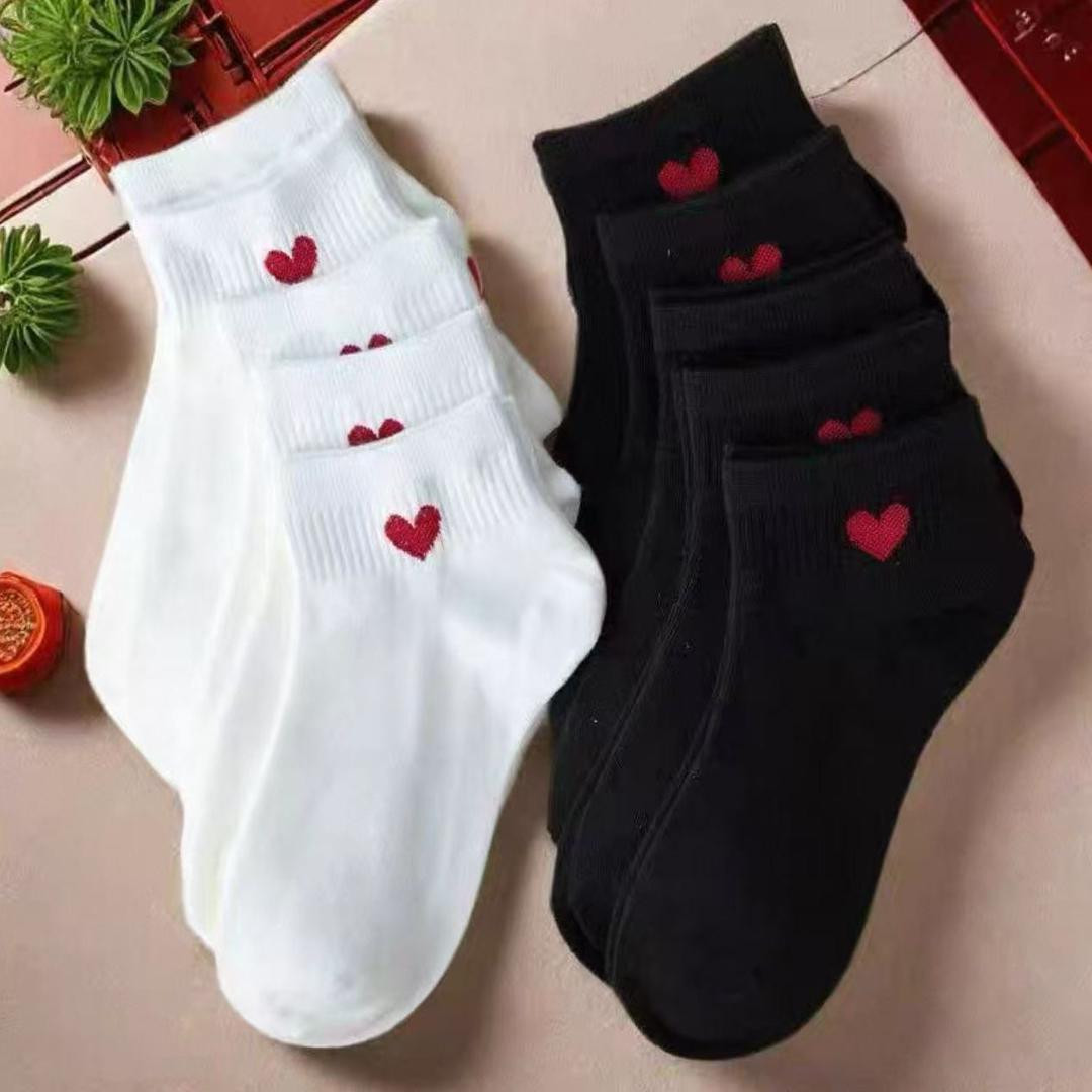 جوارب ( 8 قطع )  نسائية متوسطة الطول مريحة، ماصّة للعرق، ومزينة بقلب لطيف مقاس واحد