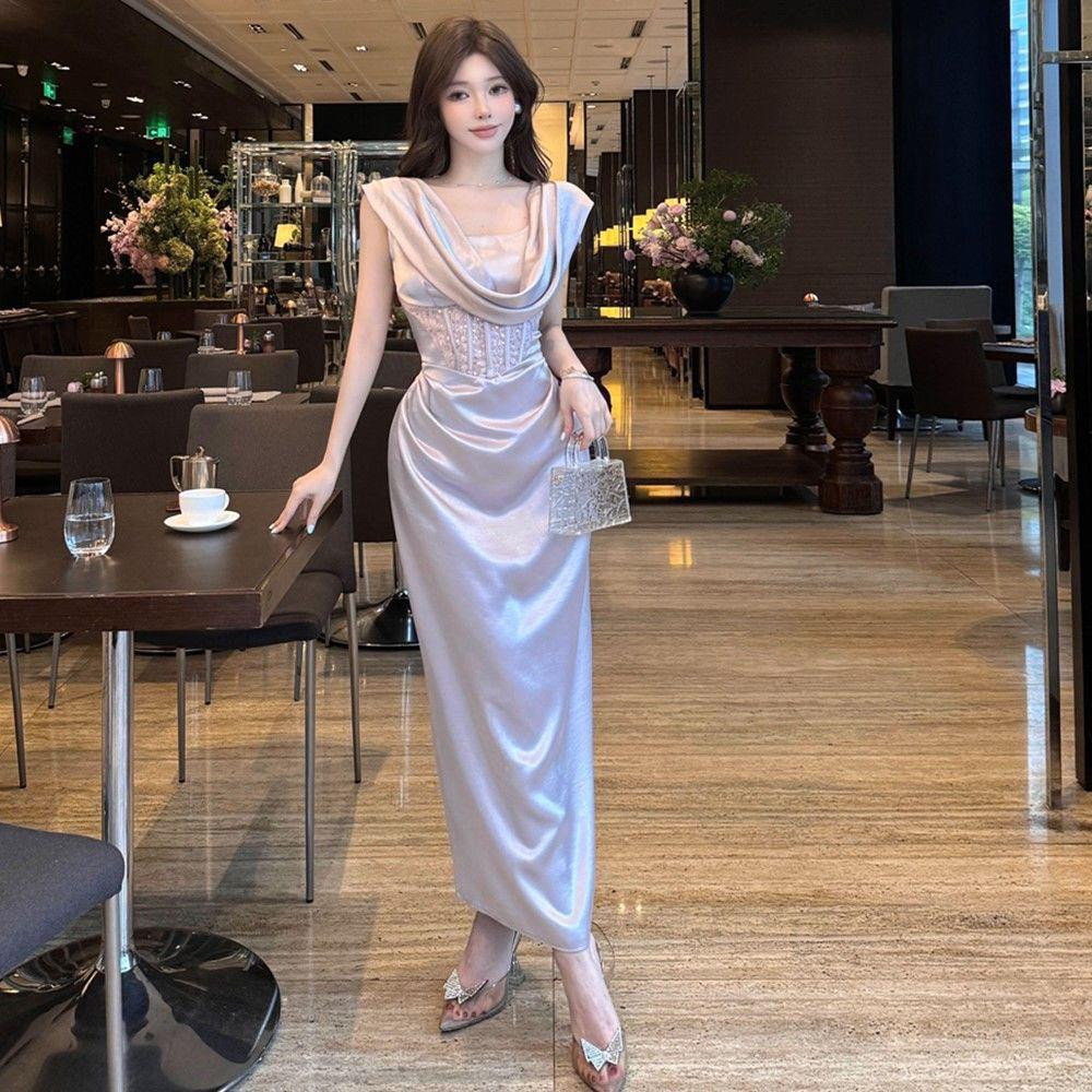 فستان سهرة فاخر بطابع فرنسي راقٍ، تصميم ياقة متدلية، خصر محدد لإطلالة نحيفة، مصنوع من قماش الساتان الفاخر ومزين بدانتيل أنيق