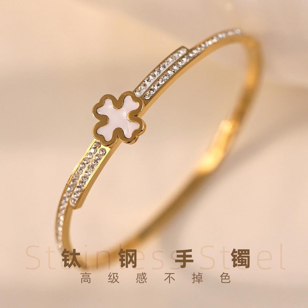 إسوارة فخمة بتصميم أوراق هان كليف مصنوعة من الفولاذ والتيتانيوم المطلي بالذهب