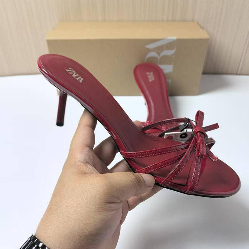 حذاء كعب عالٍ أحمر بربطة فراشة من الجلد اللامع للنساء
