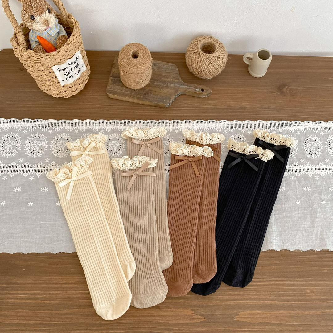 جوارب بنات أنيقة لخريف الموسم بتصميم كوري عصري مزينة بحواف دانتيل كلاسيكية بطول متوسط، مصنوعة من القطن المريح