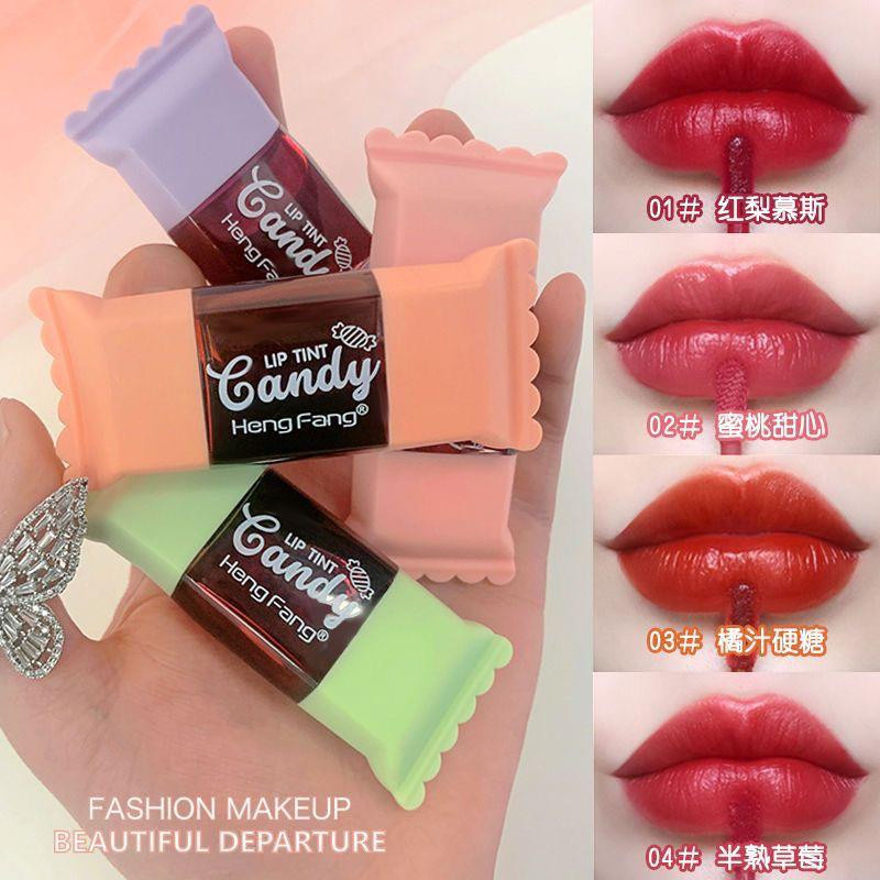 طقم من أربع قطع من أحمر الشفاه اللامع بتصميم عصري بلون الحلوى، تركيبة سائلة لامعة تعكس الإشراق وتمنح الشفاه ترطيبًا وملمسًا ناعمًا