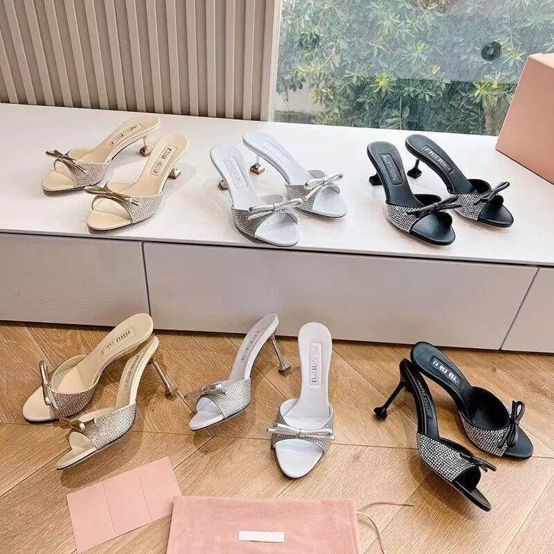 صندل نسائي بكعب عالي مفتوح من الأمام بتصميم أنيق ومشبك لامع