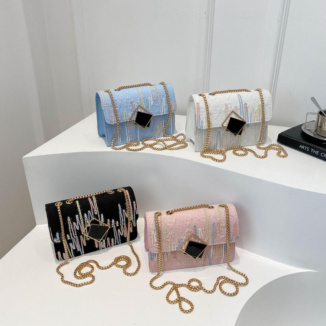 حقيبة نسائية صغيرة بتصميم راقٍ،