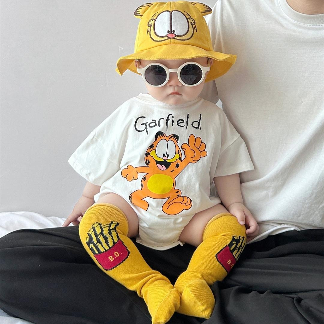 طقم أطفال كاجوال بطبعة غارفيلد مع قبعة وجوارب مطابقة