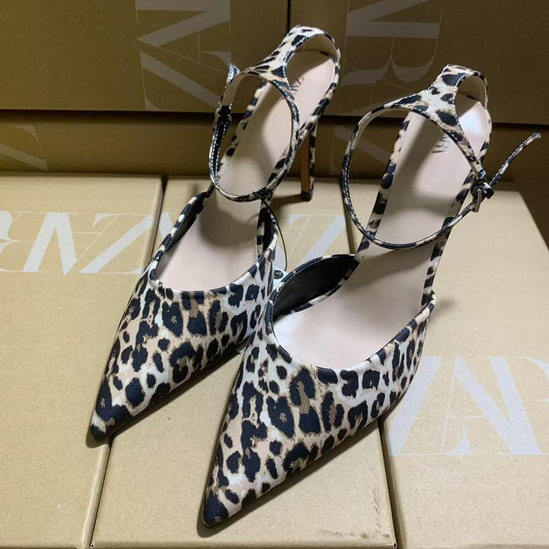 حذاء نسائي ZARA بكعب عالي بتصميم أنيق