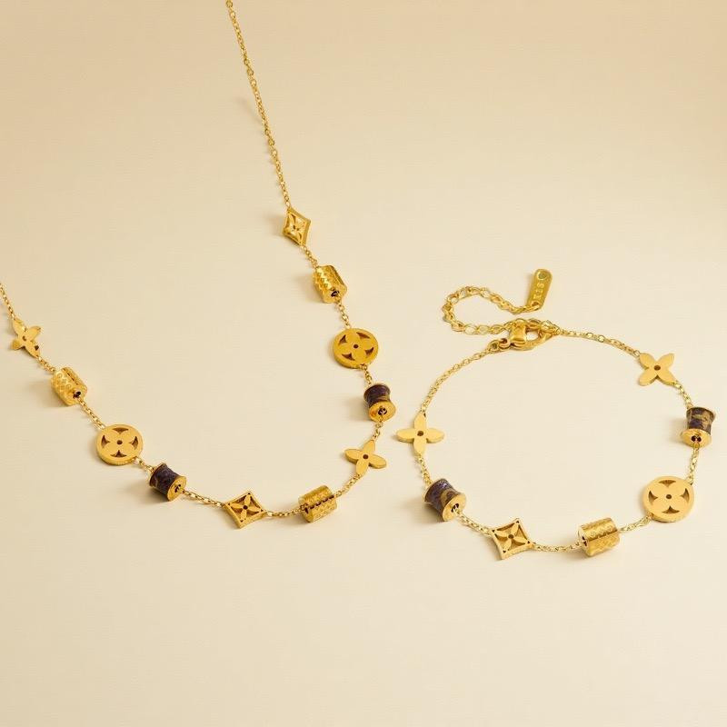 طقم إكسسوارات نسائي يتكوّن من سواره + عقد + حلق