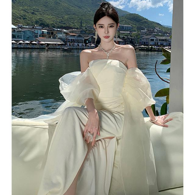 فستان زفاف فاخر بتصميم فرنسي بسيط من الساتان كتف مكشوف بتفاصيل ناعمة يناسب حفلات الزفاف والاستقبال بإطلالة راقية