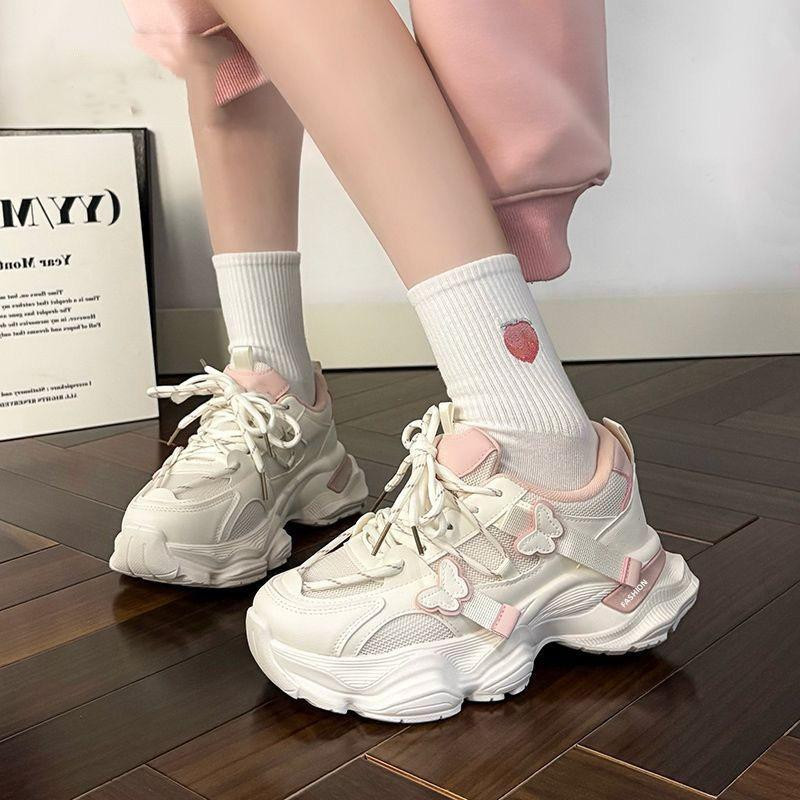 حذاء رياضي نسائي خفيف – خريف 2025 | شبكي وردي بنعل سميك وتصميم فراشة