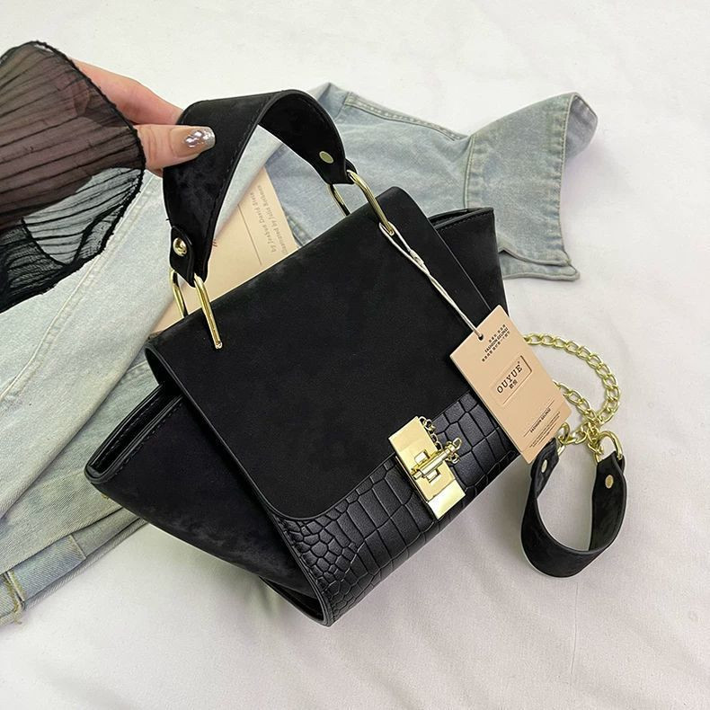 حقيبة يد نسائية أنيقة ? بتصميم فاخر من الجلد الصناعي، مزودة بسلسلة ذهبية ولمسة راقية تناسب كل الإطلالات ✨