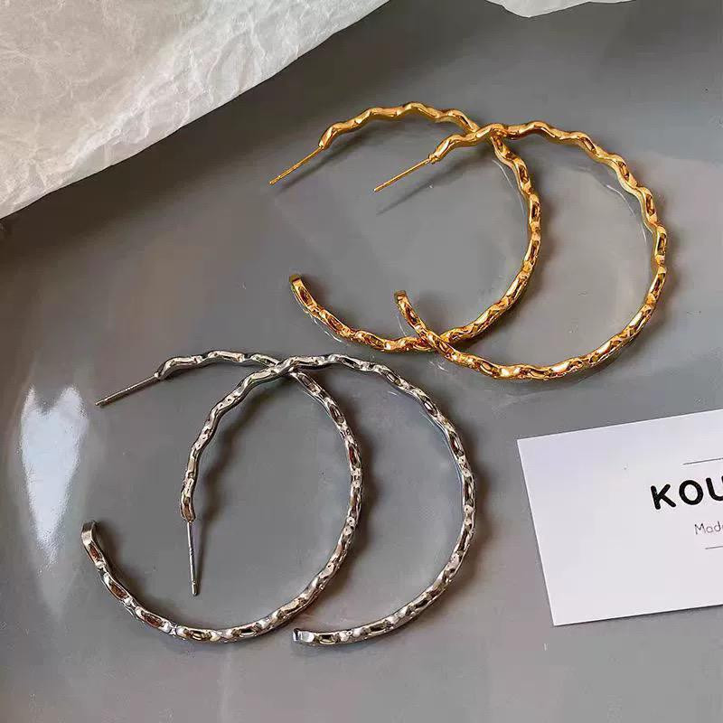 أقراط دائرية كبيرة مموجة باللونين الذهبي والفضي، تصميم بسيط أنيق