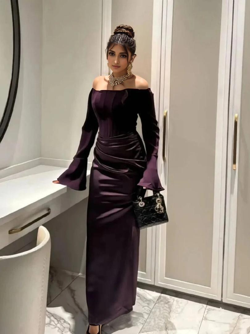 فستان سهرة أنيق طويل بأكمام طويلة وتصميم مكشوف الأكتاف بلون نبيذي فاخر مناسب للمناسبات والحفلات ??