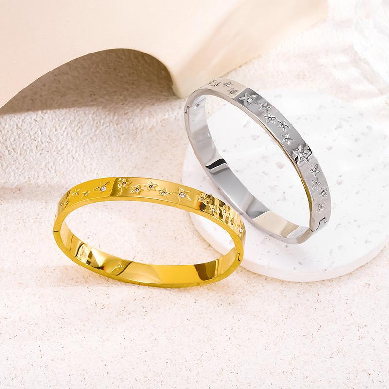 سوار ( 2 قطع )  من التيتانيوم مطلي بالذهب بتصميم نجمة خماسية مرصعة بالزركون، بإغلاق محكم وإحساس