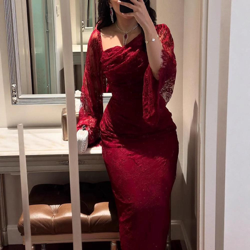 فستان سهرة أنيق من إصدار بتصميم دانتيل فاخر مزين بفصوص لامعة، بقصة ضيقة تبرز القوام الأنثوي بأسلوب راقٍ يناسب المناسبات والسهرات، مستوحى من الأناقة