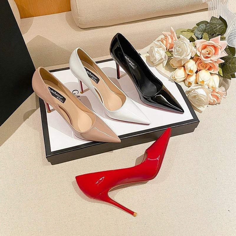 حذاء كعب عالٍ نسائي أسود بتصميم أنيق وجذاب من أسفل أحمر