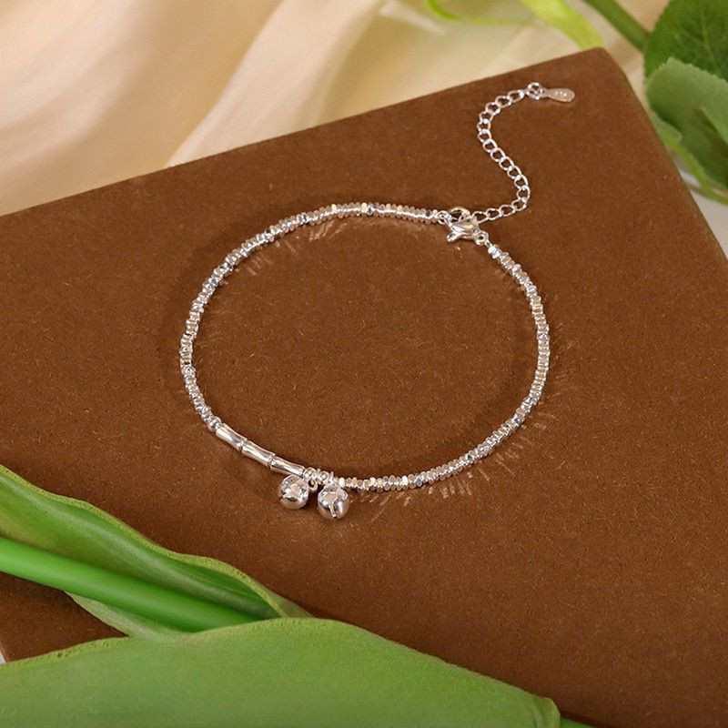 خلخال نسائي فضي أنيق بتصميم لامع ? مزين بكرات صغيرة تضيف لمسة أنثوية راقية