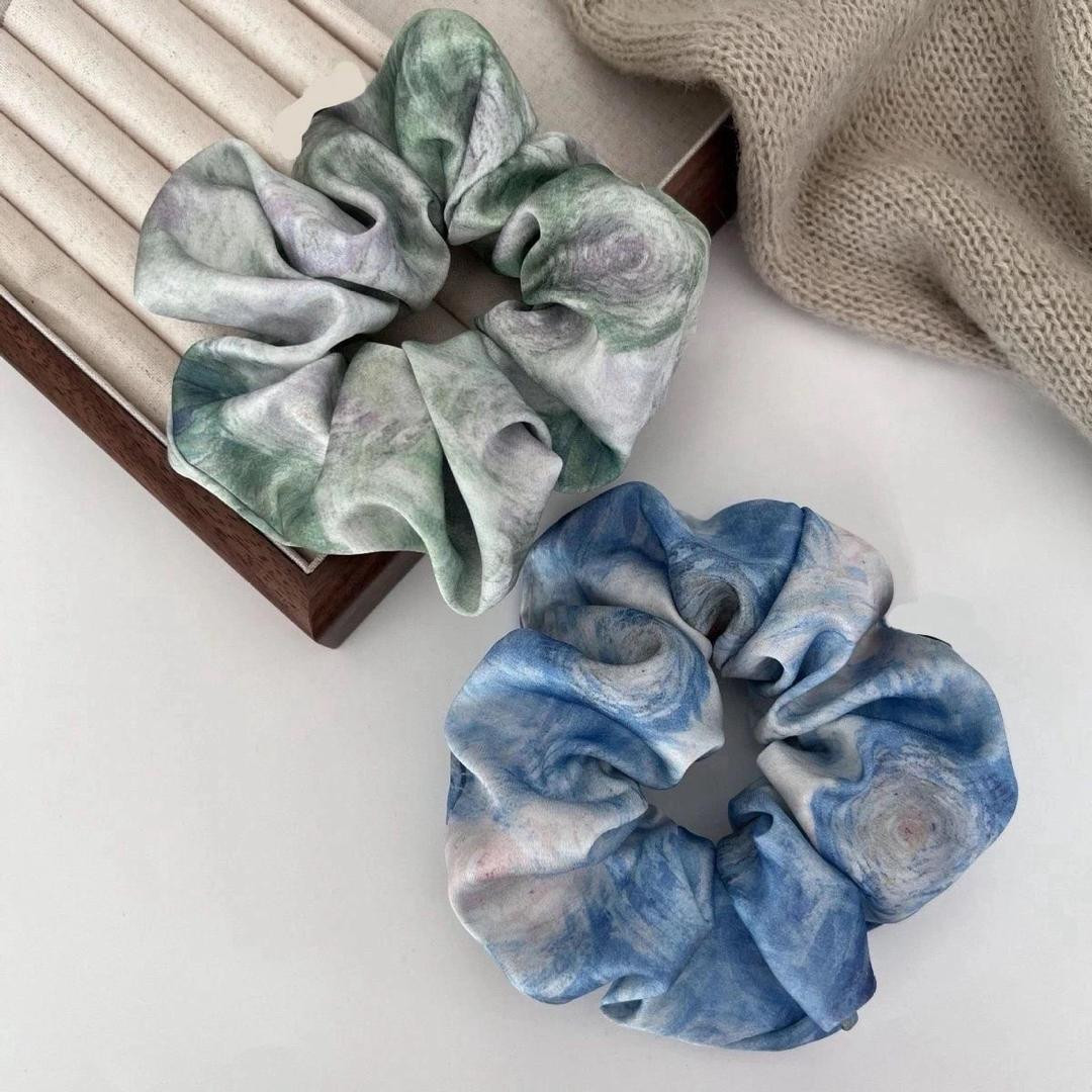 طقم من 4 ربطات شعر بتصميم فني مستوحى من لوحات مونيه الزيتية، بألوان متدرجة ناعمة تمنح مظهراً أنثوياً