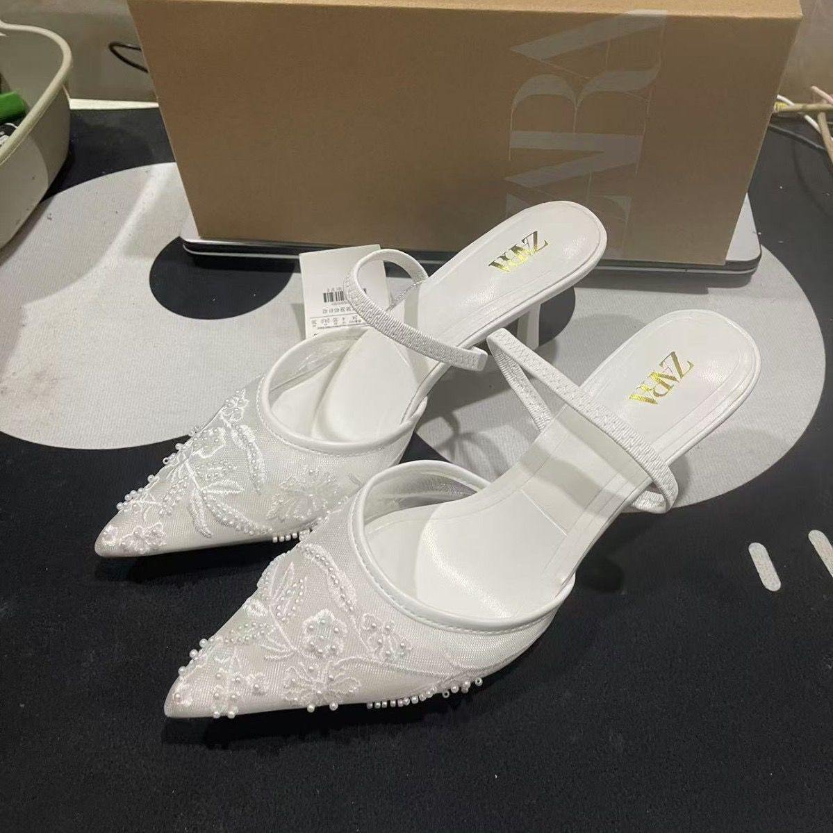 كعب ????  أبيض مطرّز بلمعة فاخرة يناسب المناسبات والزواجات