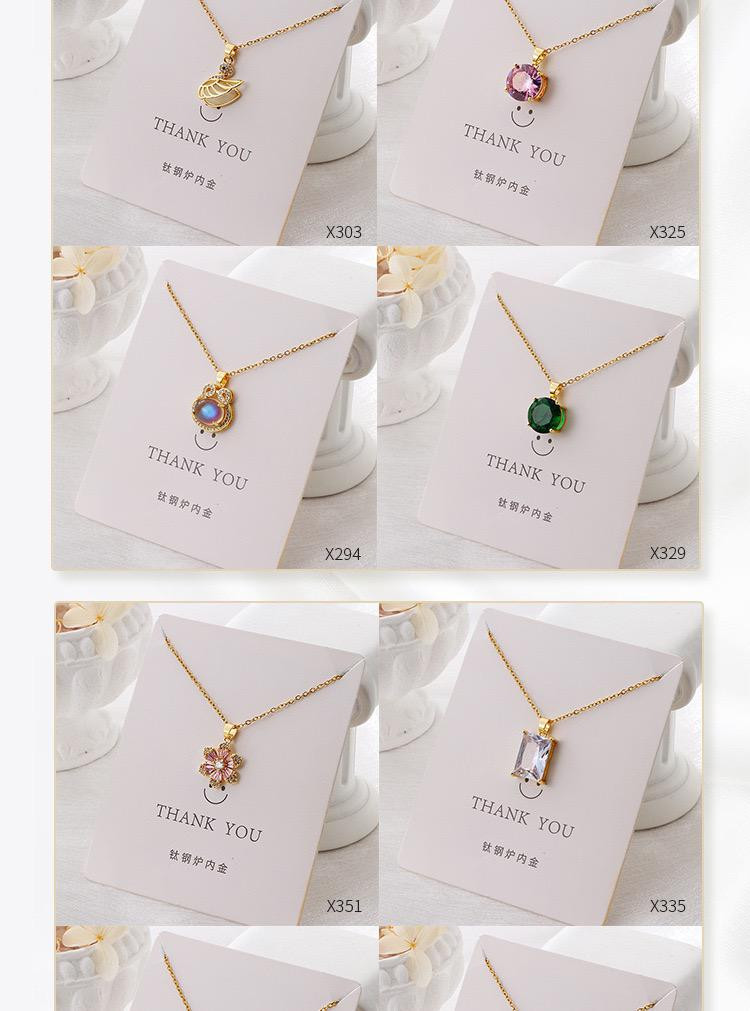 عقد نسائي أنيق من التيتانيوم الفاخر، بتصميم بسيط وعصري على شكل قلادة صغيرة، مقاوم للتغير في اللون ويمنح إطلالة راقية