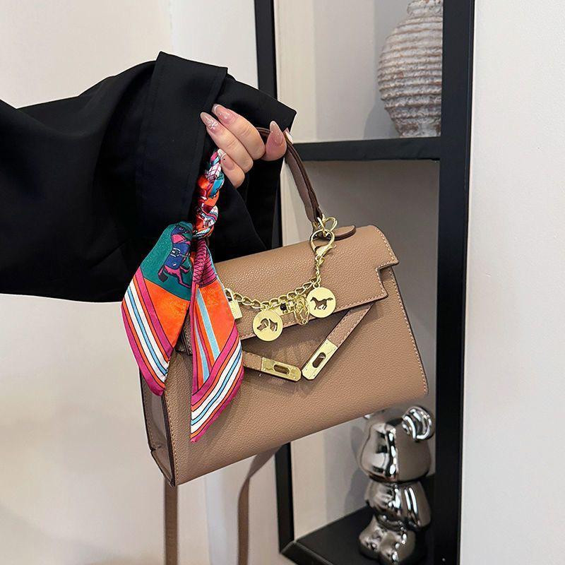 شنطة نسائية – موديل كايلي  تصميم عصري أنيق – يد + كتف – صغيرة الحجم (كروس/هاند باج) – مناسبة للدوام والاستخدام اليومي