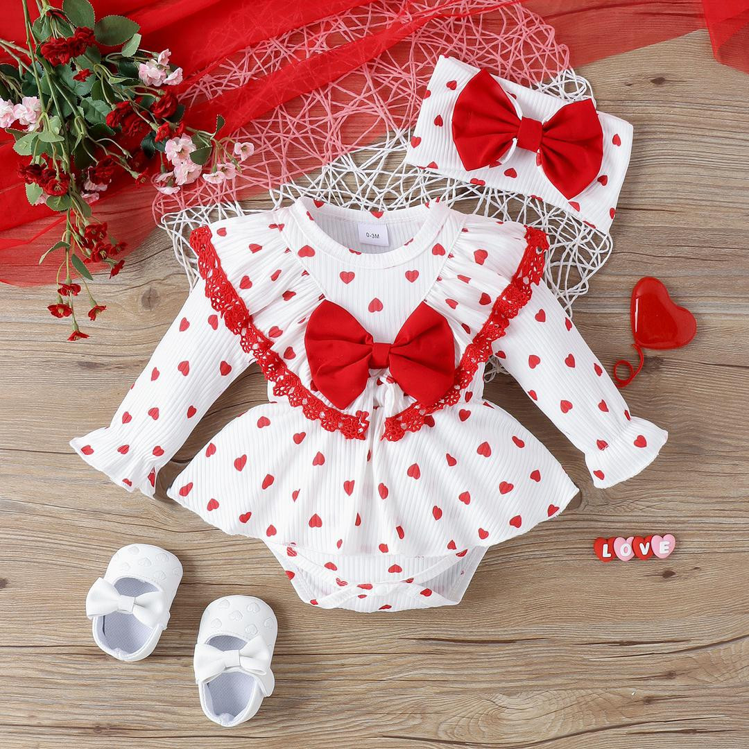 طقم مواليد بناتي شتوي باللون الأبيض مزين بقلوب حمراء مع فيونكة