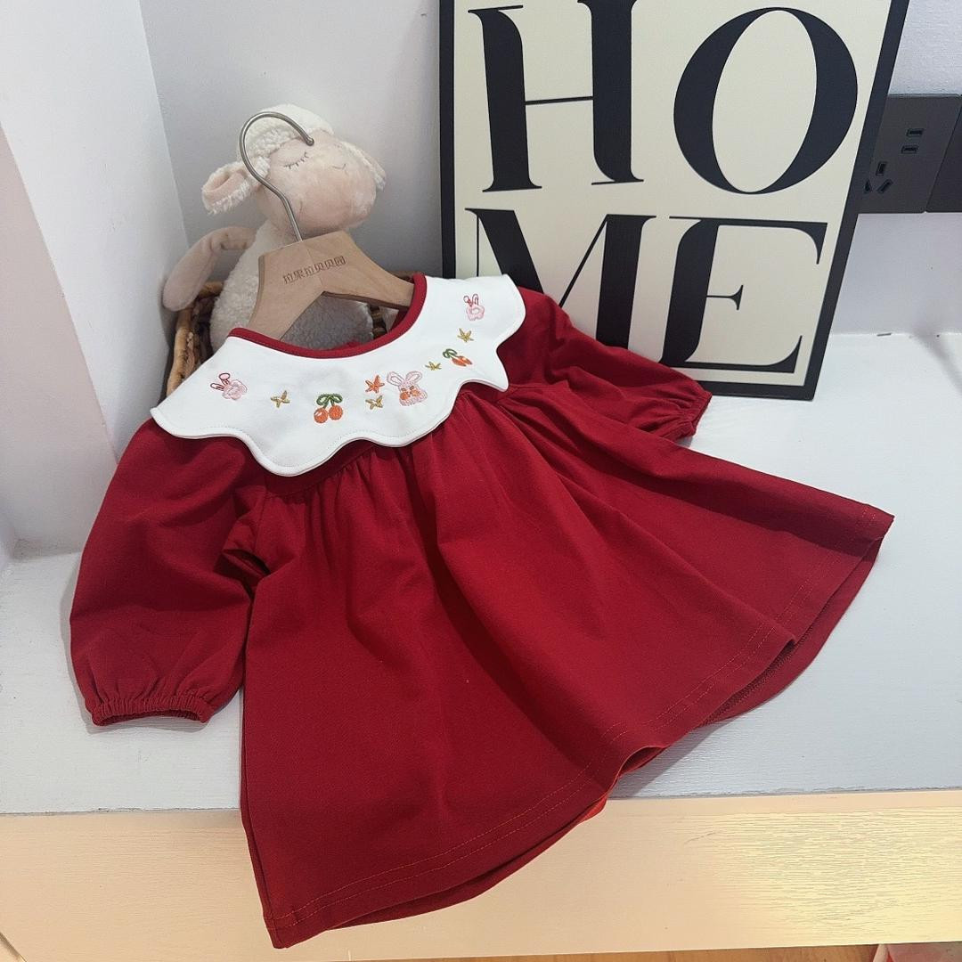 فستان بناتي بأكمام قصيرة باللون الأحمر، مطرز بتطريز مجلّل بأسلوب الأميرة