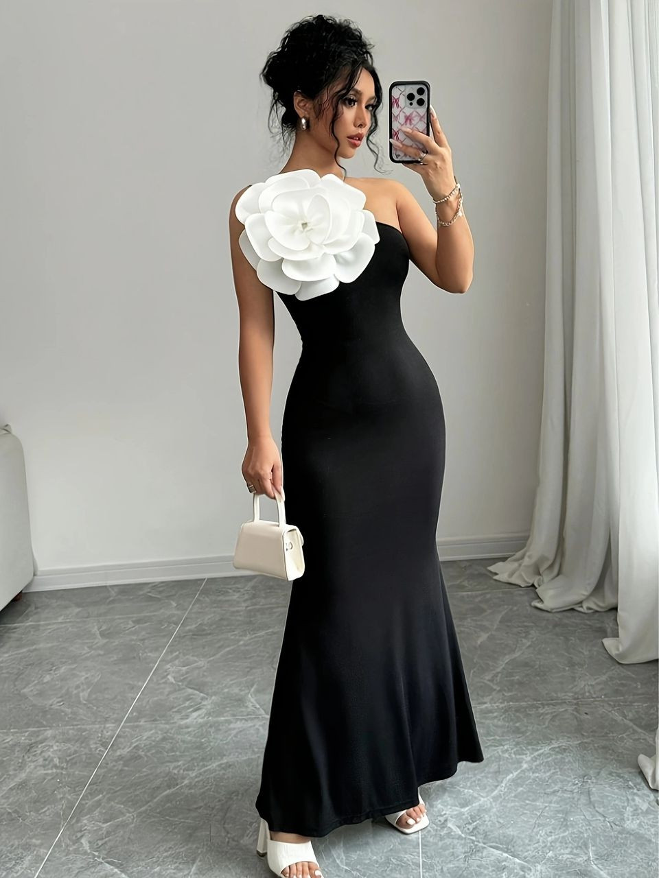 فستان نسائي طويل أنيق، بلون موحّد، بياقة غير متماثلة بدون أكمام، مزين بزهرة تزيينية