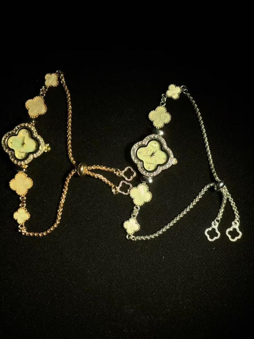 ساعة نسائية أنيقة بتصميم سوار فان كليف