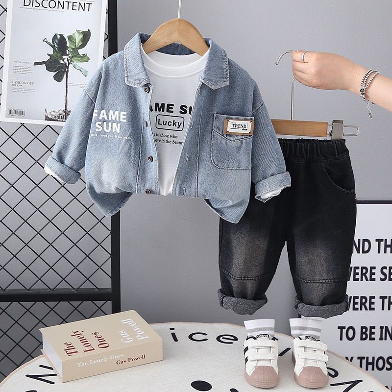 طقم أولاد جينز أنيق من 3 قطع ??? يتكوّن من جاكيت جينز ناعم + تيشيرت قطن مريح + بنطال جينز أنيق