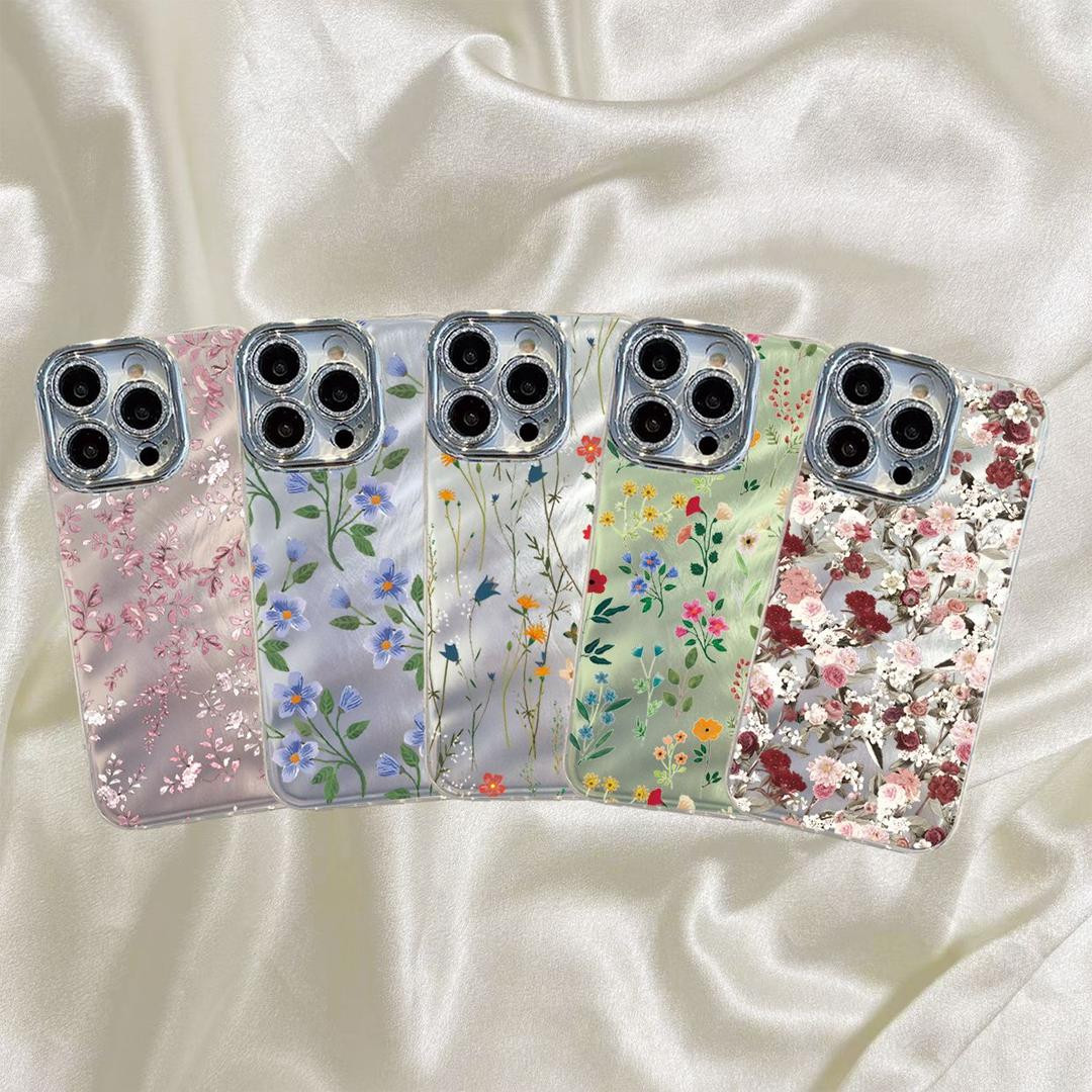 غطاء هاتف آيفون ناعم بزخرفة زهور متناثرة من الورد الخفيف من ايفون 11 حتى 16