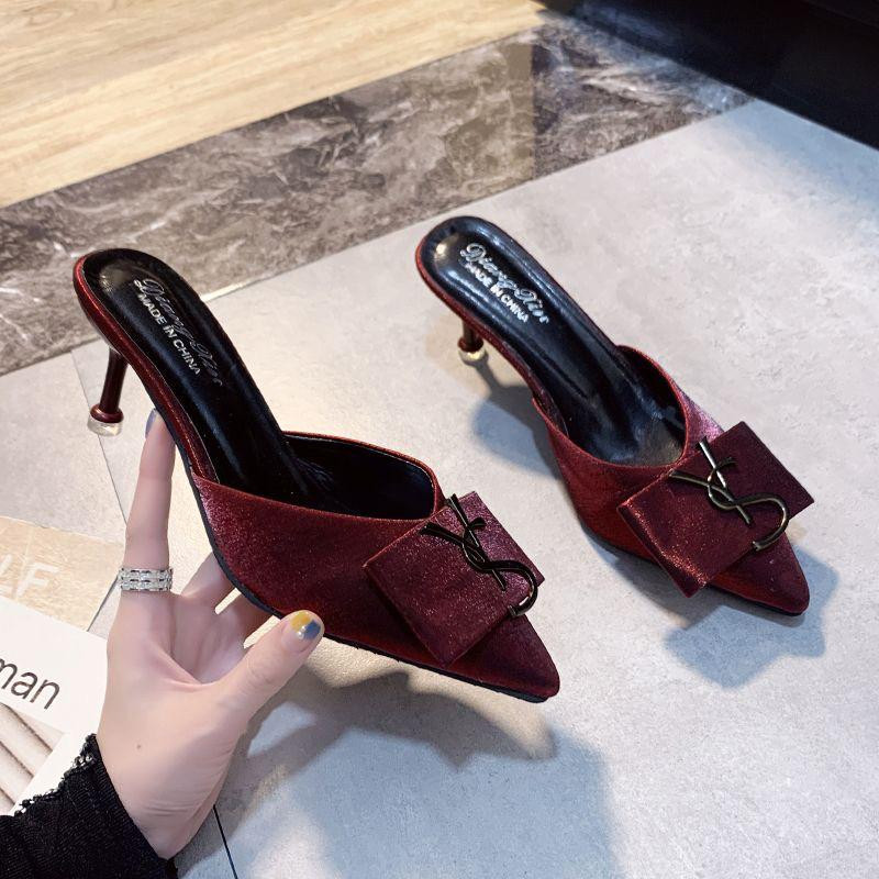 صندل نسائي صيفي 2025 جديد، تصميم نصف مفتوح بمقدمة مدببة، كعب متوسط ورفيع، مزين بمشبك معدني أنيق.