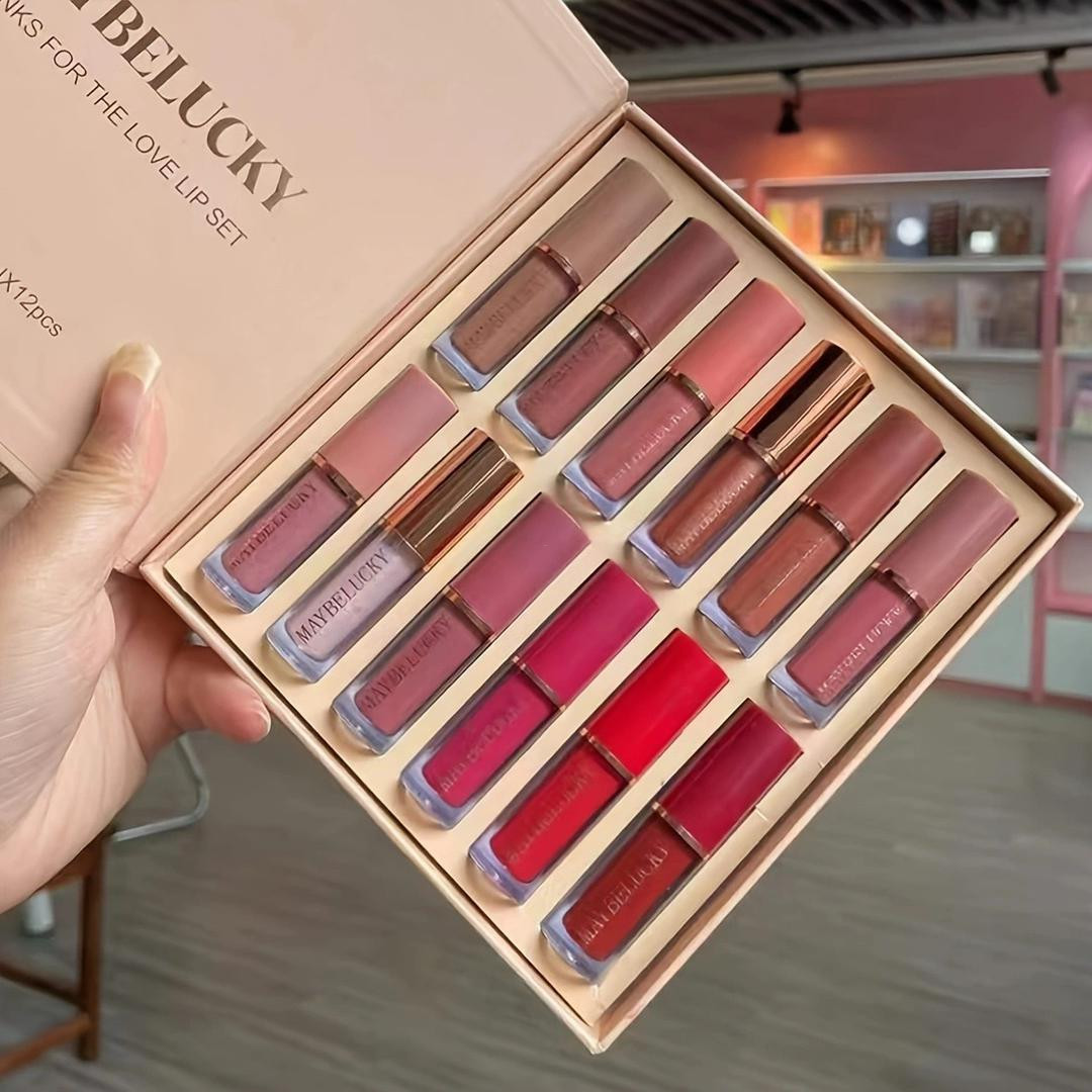 طقم أحمر شفاه احترافي مكوَّن من 12 لوناً بتصميم أوروبي عصري، يحتوي على درجات مطفية ولامعة، يتميّز بثبات عالٍ ولا يلطّخ الكوب، كما يتغيّر لونه بلطف عند الاستخدام ليمنح مظهراً جذّاباً