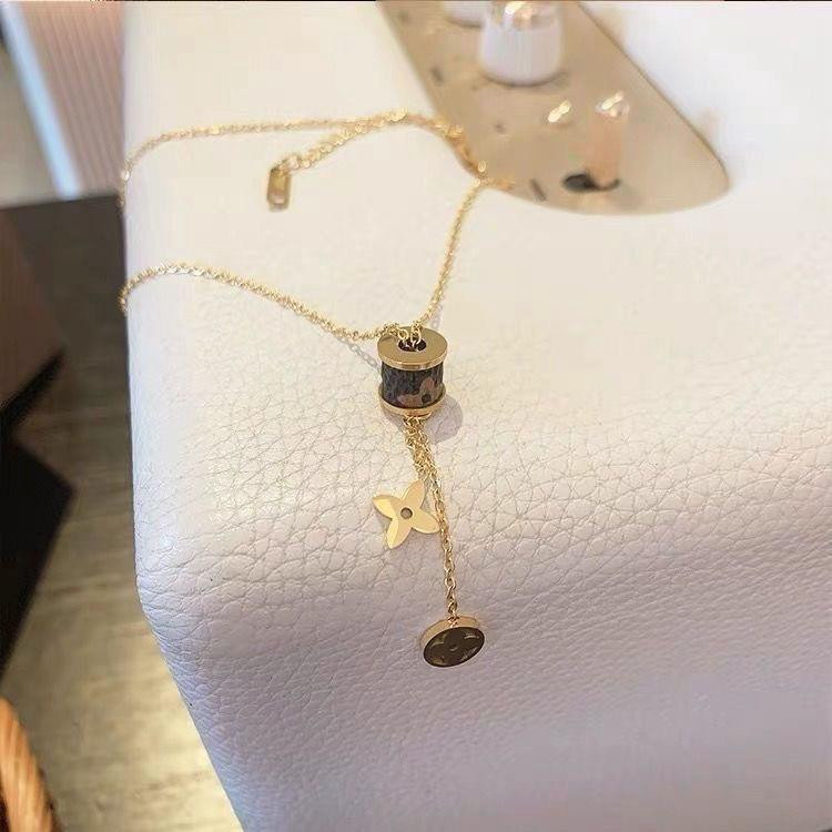 عقد لويس فويتون فاخر – قلادة جلدية مطعّمة بدلاية وزخارف شراشيب عصرية