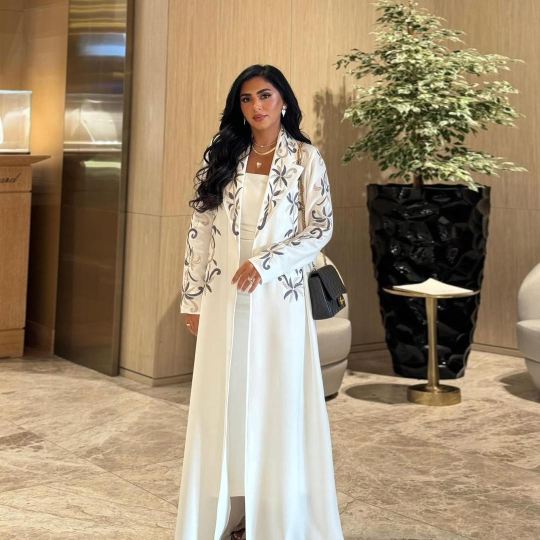 عباية بيضاء فاخرة بتطريز أنيق ولمسة راقية