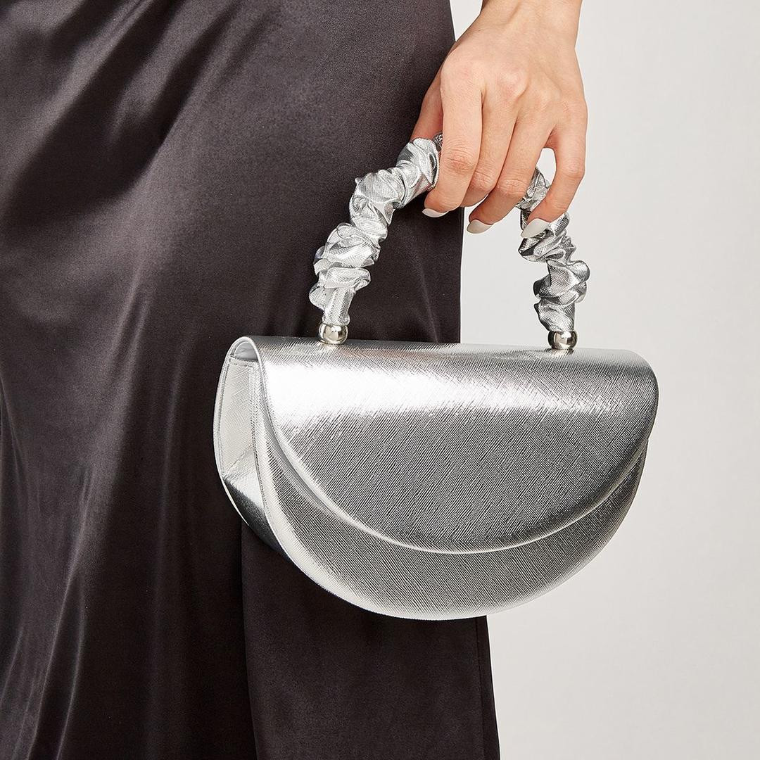 شنطة نسائية – تصميم فاخر عصري – بشكل نصف دائري (قوس) – بمقبض يد مع سلسلة – مناسبة للسهرة/الفساتين – كروس أو هاند باج